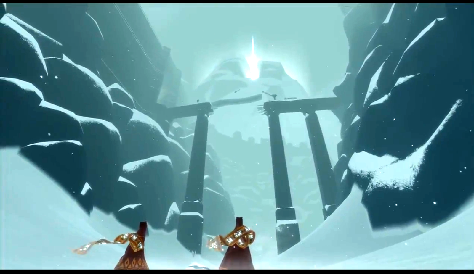 Screenshot d'un pont vu depuis la vallée dans Journey, dont la joueuse tombait plusieurs fois.